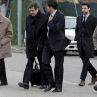 El exalcalde de Santa Coloma de Gramenet Bartomeu Muñoz a su llegada a la Audiencia Nacional con sus abogados.-JOSE LUIS ROCA