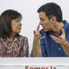 Pedro Sánchez habla con la presidenta del PSOE, Cristina Narbona, este lunes en la sede del partido.-EFE / EMILIO NARANJO