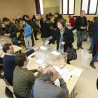 En los colegios electorales de Burgos se ha registrado gran afluencia de votantes.-RAÚL OCHOA