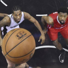 Chris Paul (L) and DeAndre Jordan lucha por un rebote con Kawhi Leonard.-EFE
