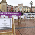 Miembros del colectivo durante la presentación de la manifestación de esta tarde en la plaza del Cid.-RAÚL G. OCHOA