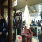 Los establecimientos que participan lucen un cartel identificativo.-RAÚL G. OCHOA