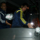 El equipo y el cuerpo técnico del club turco abandonan el vehículo tras sufrir el ataque de un grupo de desconocidos.-Foto: ATLAS7 REUTERS