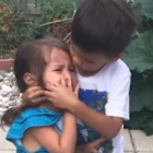 Un niño consuela a su hermana tras recibir un balonazo-EL PERIÓDICO