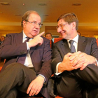 Herrera conversa con Goirigolzarri momentos antes de su intervención en el foro sobre Formación Profesional.-ICAL