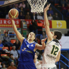 Maresch lanza a canasta ante Huskic.-RAÚL OCHOA