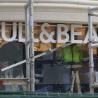 Trabajadores ultimando la nueva tienda de Pull&Bear en Burgos.-RAÚL OCHOA