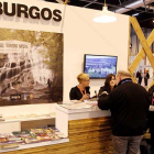 Una pareja en el stand de Burgos en la edición del año pasado.-