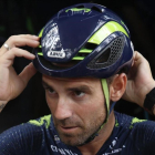 Alejandro Valverde se ajusta el casco antes de salir a entrenar con sus compañeros del Movistar durante la jornada de descanso de la Vuelta.-EFE / JAVIER LIZÓN