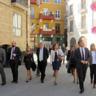 Posada (centro) aprovechó para pasear por el casco antiguo, por cuyas obras de mejora se interesó.-L. V.