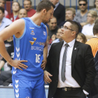 Epi intercambia impresiones con Zipser durante un parón.-SANTI OTERO