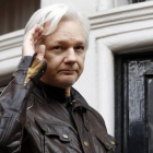 Assange en el balcón de la embajada de Ecuador en Londres.-FRANK AUGSTEIN