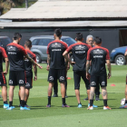 El seleccionador chileno, Reinaldo Rueda, habla con sus jugadores, este miércoles, en el entrenamiento.uan Pinto Durán, en Santiago (Chile).-EFE / ELVIS GONZÁLEZ