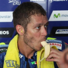 Valentino Rossi (Yamaha) se come un plátano en un descanso de los ensayos de Catar.-ALEJANDRO CERESUELA
