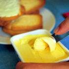 Una persona se prepara una tostada con mantequilla.-Foto: MAITE CRUZ