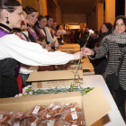 Las parejas reciben los tradicionales obsequios de manos de las Reinas de las Fiestas.-G. G.