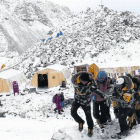 Equipos de rescate buscando entre los escombros cerca de Katmandú, ayer.-Foto: AFP