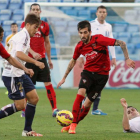 El jugador burgalés del Recreativo ÁlvaroAntón se lleva el balón ante Provencio yCarnicer, ayer, en el Nuevo Colombino.-ALBERTO DOMÍNGUEZ /HUELVAINFORMACIÓN