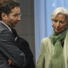 El ministro de Finanzas holandés y presidente del Eurogrupo, Jeroen Dijsselbloem (i), la presidenta del Fondo Monetario Internacional (FMI), Christine Lagarde, charlan durante una reunión del Eurogrupo en la sede del Consejo Europeo de Bruselas, Bélgica.-Foto: EFE