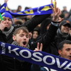 Aficionados de Kosovo animan a su selección de fútbol durante un partido amistoso contra Haití.-EFE / ARMEND NIMANI