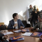 Albert Rivera, con diputados de Ciudadanos y miembros de Societat Civil Catalana en la reunión que han mantenido en el Congreso este lunes.-JOSÉ LUIS ROCA