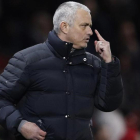 Mourinho, en un momento del partido ante el Hull City.-