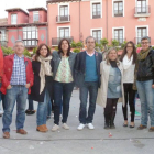 La candidata a la Alcaldía de Aranda, Mar Alcalde, junto al candidato autonómico, Luis Briones, la secretaria provincial, Esther Peña, y otros miembros del partido, en el acto de fin de campaña en la capital ribereña.-ECB