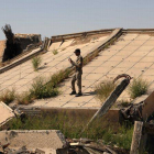 Un soldado iraquí fotografía los restos del mausoleo de Sadam Hussein, este domingo en Tikrit.-Foto: AP / KHALID MOHAMMED