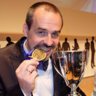 El mirandés posa con su premio tras el certamen.-