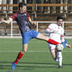 Jaime despeja el balón ante el acoso de un contrario.-SANTI OTERO