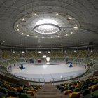 Aspecto que ofrecía ayer el Coliseum Burgos, con la pista ya instalada y protegida bajo una lona.-SAN PABLO BURGOS