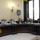 Peña (dch) preguntó a Rico (izq)por la postura del PP ante el fracking, «ya que aquí están en contra pero no en Madrid».-R. O.