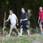 Caminata del presidente del Gobierno en funciones, Mariano Rajoy, acompañado por José Benito Suárez (izquierda), marido de Ana Pastor, y el vicepresidente de la Xunta de Galicia, Alfonso Rueda, por la 'Ruta da Pedra e da Auga', en Ppontevedra.-EFE / SALVADOR SAS