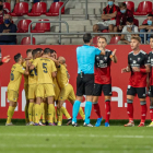Los jugadores del Mirandés reclaman al árbitro tras un gol del Alcorcón. LALIGA