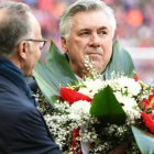 Ancelotti recibe un obsequio de Rummenigge por sus 1000 partidos en los banquillos.-REUTERS / LENNART PREISS