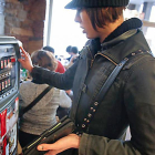 Una mujer compra tabaco en una máquina instalada en un bar.-ECB