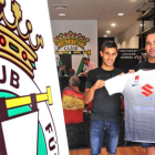 De izquierda a derecha, David Martín, David Carnero y Abel Suárez posan con la camiseta del Burgos CF.-ISRAEL L. MURILLO