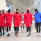 Los jugadores del Burgos CF trasladan un portería en la Ciudad Deportiva de Castañares. ISRAEL L. MURILLO
