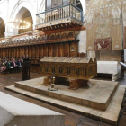 Vista general del ambiente del concierto con los músicos separados del público por los sepulcros de Alfonso VIII y Leonor.-Raúl Ochoa