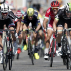 El ciclista australiano Michael Matthew (i), del equipo Sunweb, cruza la línea de meta como vencedor de la decimosexta etapa del Tour de Francia-EFE