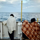 Foto de archivo de un grupo de refugiados a bordo del barco Aquarius.-LOUISA GOULIAMAKI