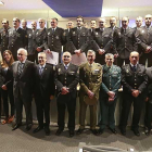 Los policías posan junto al subdelegado, el presidente del TSJCyL, el delegado de Defensa, el jefe de la Comandancia y la concejal de Seguridad, entre otros.-RAÚL G. OCHOA