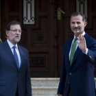 El Rey y Rajoy, antes de la reunión que mantuvieron este viernes en el palacio de Marivent.-AFP / JAIME REINA