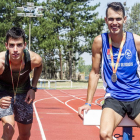 Jesús Gómez y Daniel Arce posan en San Amaro con las medallas conseguidas recientemente en el Campeonato de España absoluto-I. L. Murillo