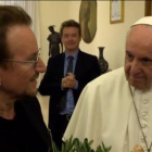 El músico y el pontífice se han fundido en un abrazo.-ATLAS VÍDEO