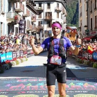 Luis Alberto Hernando atraviesa la línea de meta en Chamonix-UTMB