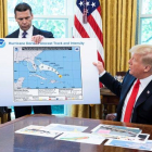 El mapa manipulado de la trayectoria del huracán Dorian que ha mostrado Trump.-EFE/EPA/MICHAEL REYNOLDS