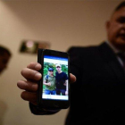 El fiscal general de Venezuela, Tarek Saab, muetras las fotos que involucran a Juan Guaidó.-AFP