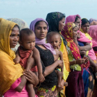 Mujeres rohingyas sostienen a sus hijos en un campo de refugiados en el estado de Rakhine.-AFP / PHYO HEIN KYAW (AFP)
