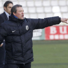 Ángel Viadero da instrucciones a sus jugadores en el último choque en El Plantío-Santi Otero
